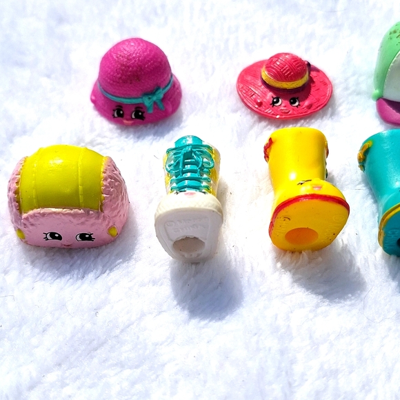Shopkins Set of 8 hats, boots, and purses Season 2 - Picture 2 of 9